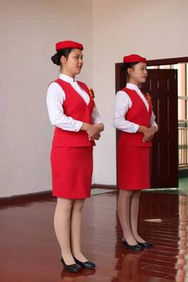 吉水團縣委組織勤練禮儀迎來賓，服務活動敬萬里