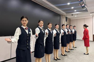 海洋旅游學院禮儀志愿者以專業(yè)素養(yǎng)與熱情服務保障兩會順利舉行